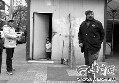 由于沒人照看，爸爸媽媽干活時(shí)帶著兩歲多的小韓靈  本報(bào)記者 董國(guó)梁 攝 