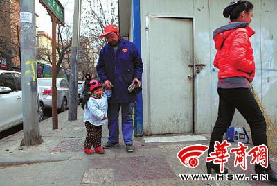 由于沒人照看，爸爸媽媽干活時(shí)帶著兩歲多的小韓靈  本報(bào)記者 董國(guó)梁 攝 